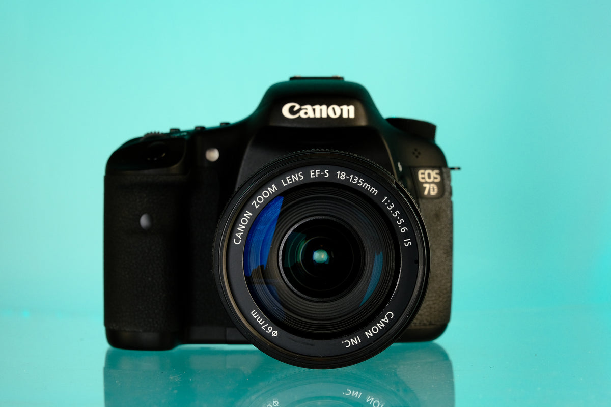 Canon 7D 18mp APS-C CMOS DSLR Camera + 18-135mm f/3.5-5.6 EF-S IS Lens