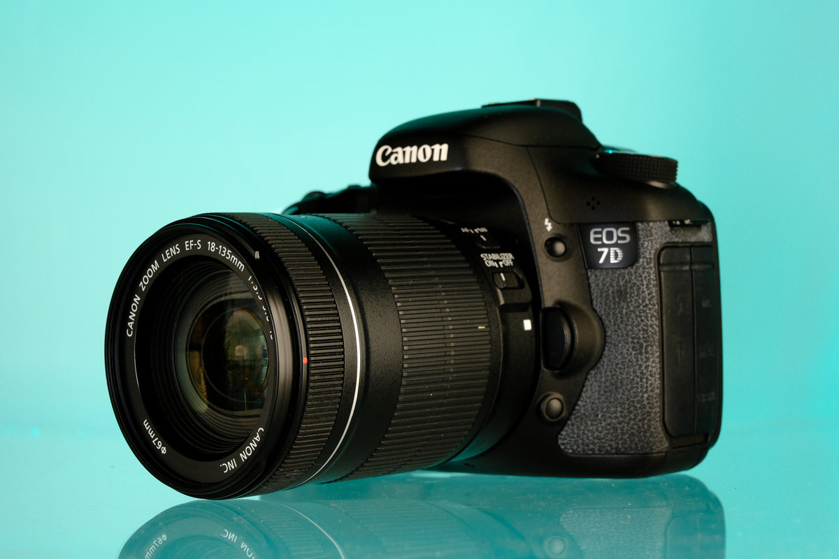Canon 7D 18mp APS-C CMOS DSLR Camera + 18-135mm f/3.5-5.6 EF-S IS Lens