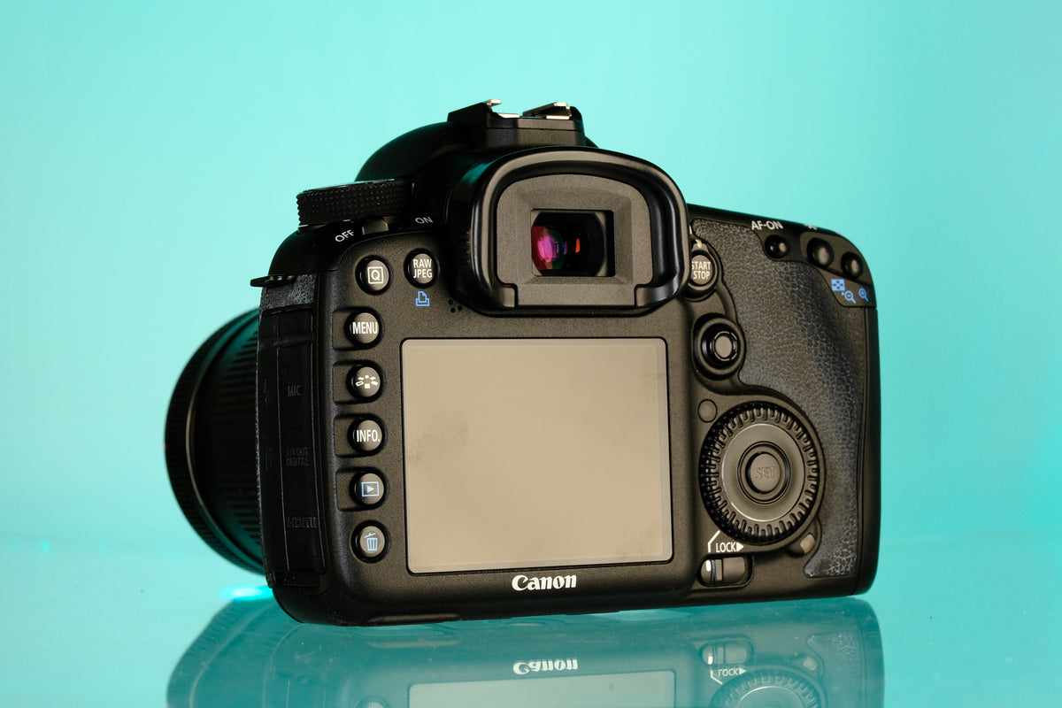 Canon 7D 18mp APS-C CMOS DSLR Camera + 18-135mm f/3.5-5.6 EF-S IS Lens