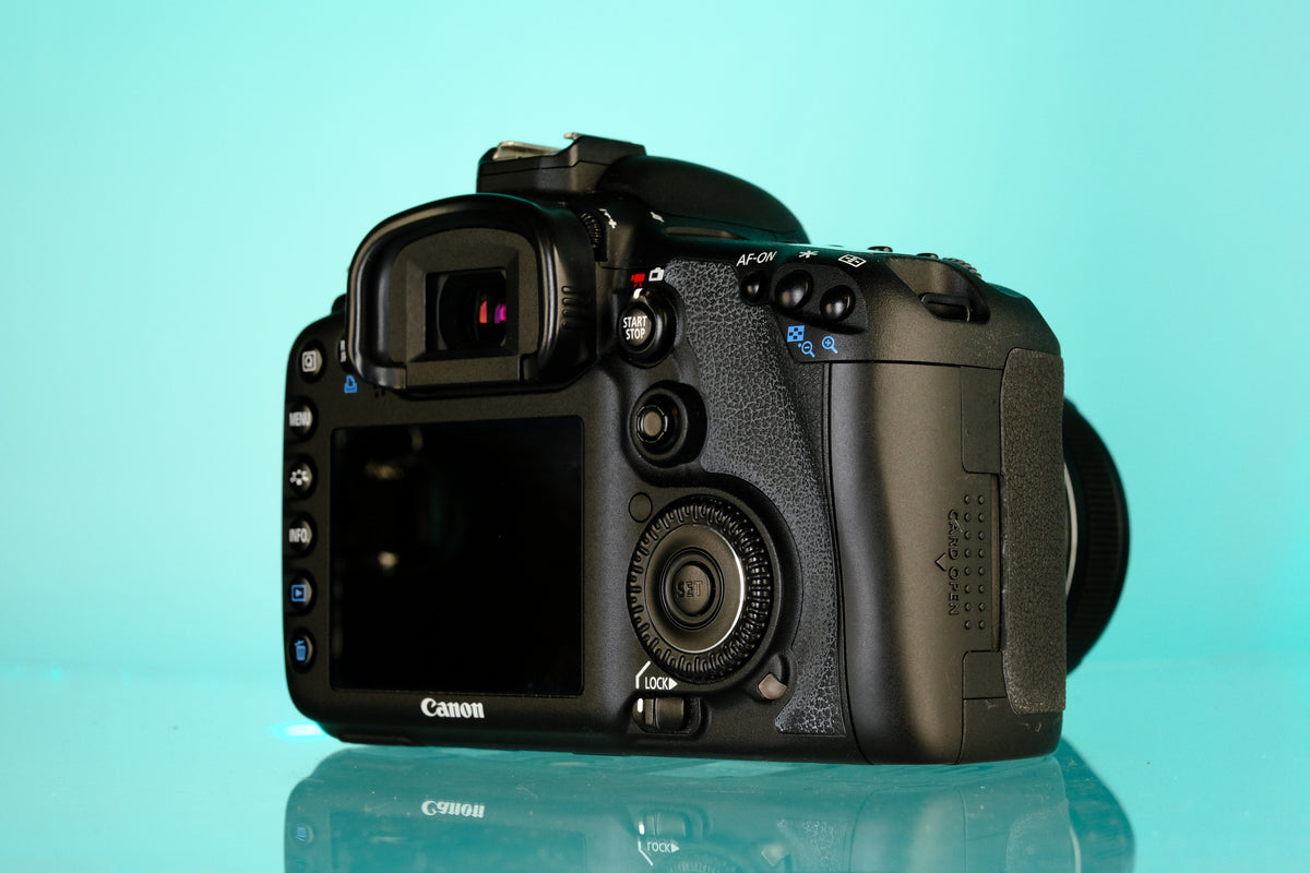 Canon 7D 18mp APS-C CMOS DSLR Camera + 18-135mm f/3.5-5.6 EF-S IS Lens