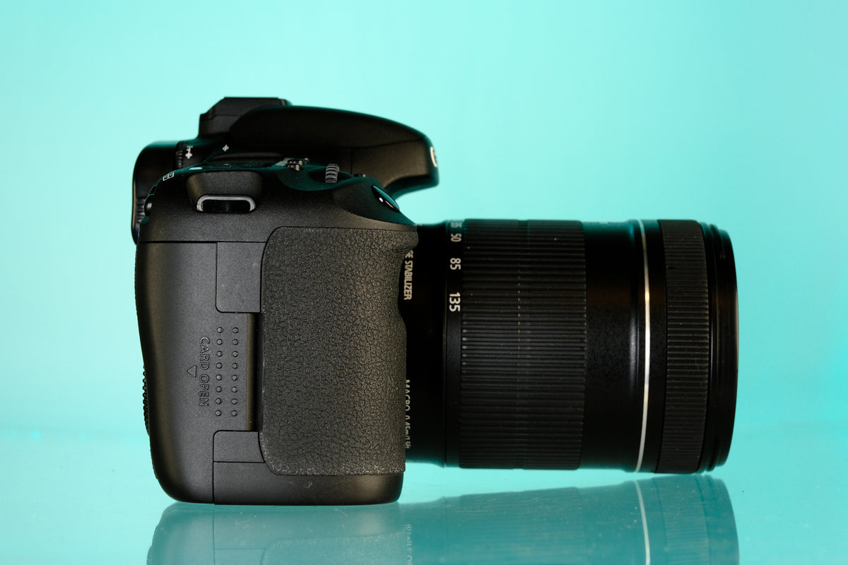 Canon 7D 18mp APS-C CMOS DSLR Camera + 18-135mm f/3.5-5.6 EF-S IS Lens