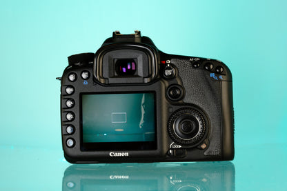 Canon 7D 18mp APS-C CMOS DSLR Camera + 18-135mm f/3.5-5.6 EF-S IS Lens