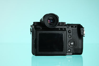 Fujifilm GFX 50s Medium Format Digital Camera Kit + 63mm f/2.8 GF Autofocus Lens