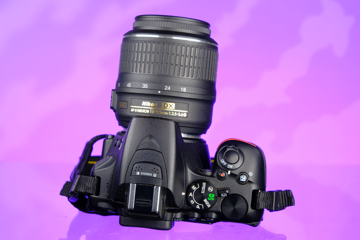 Nikon D5500 Crop Format APS-C DSLR Camera + 18-55mm f/3.5-5.6 VR Zoom Lens