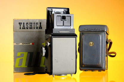 Yashica Mat Auto 6x6 Square Format Twin Lens Camera Yashinon 80mm f/3.5 Lens EXC!