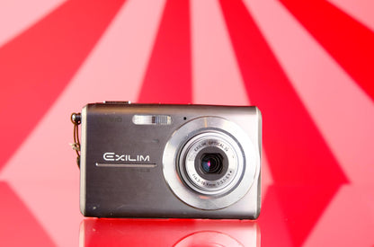 Casio Exilim EX-Z75 Silver Compact Digital Camera Digicam Starter Kit