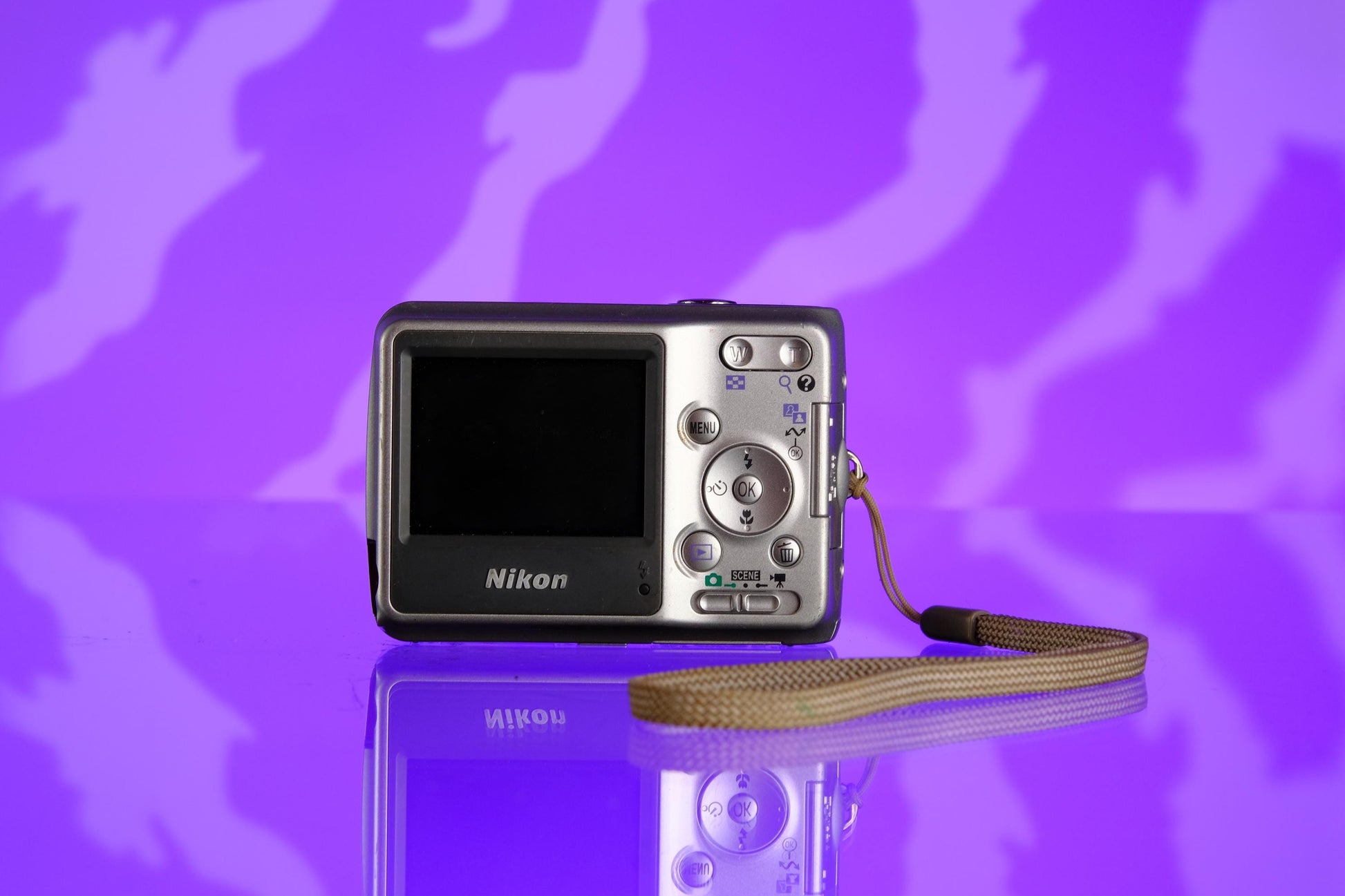 Nikon Coolpix L4 Digital Point & Shoot Digicam Starter Kit