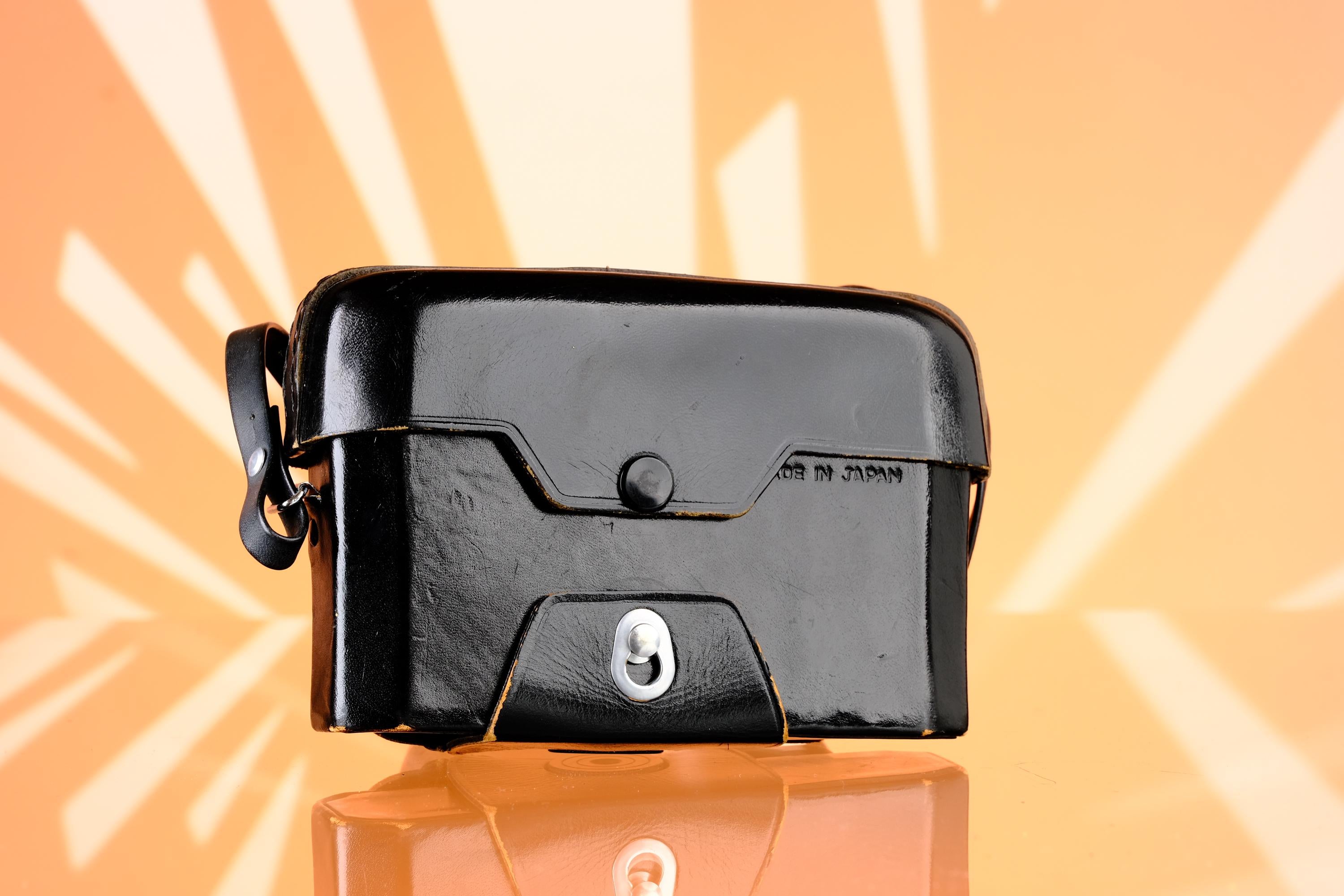 【中古品】Canon FTb（本体・レンズ2本・ストロボ・バッグ） Canon FTb Leather Camera Case + Half Case w/ Strap OEM Vintage