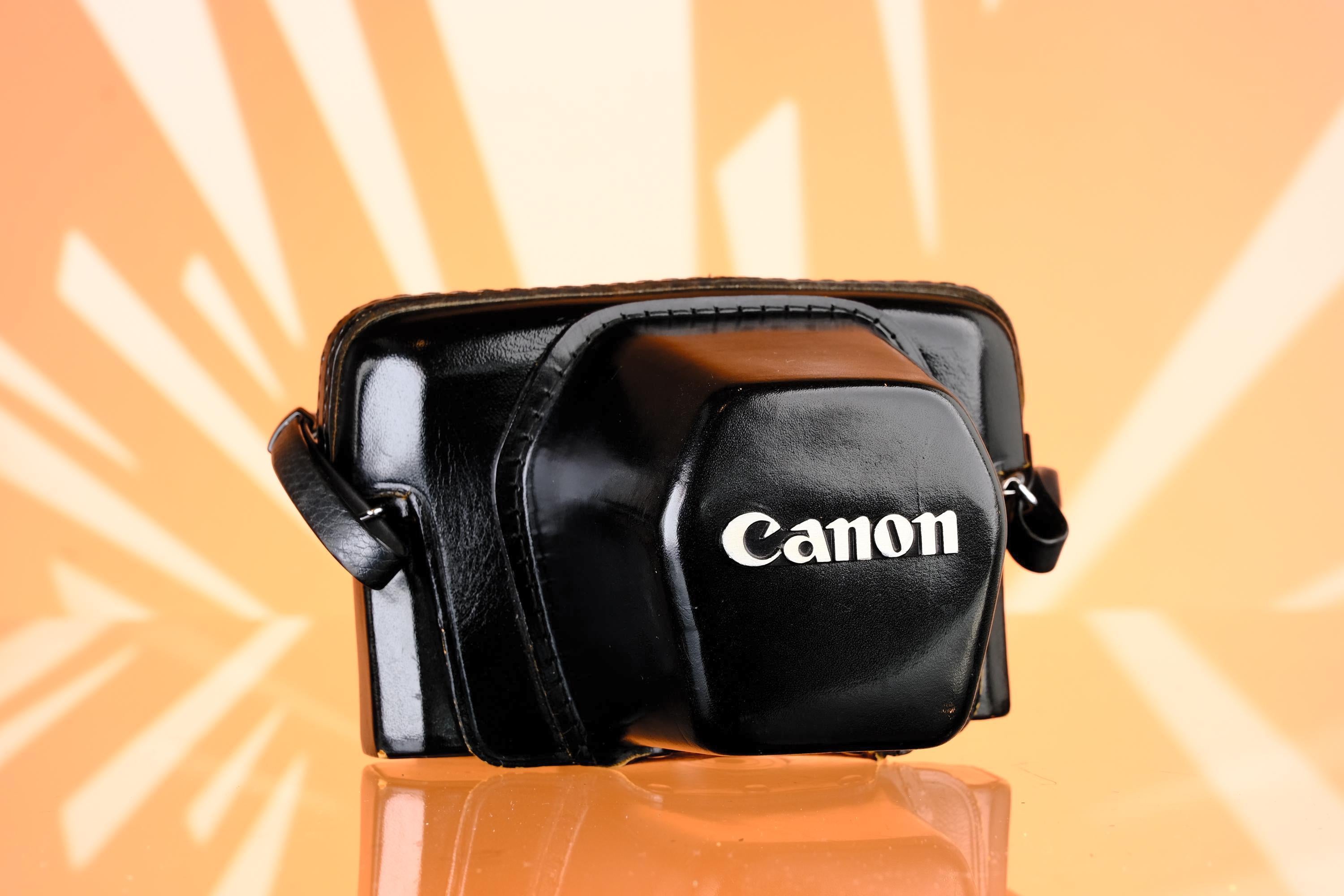 【中古品】Canon FTb（本体・レンズ2本・ストロボ・バッグ） Canon FTb Leather Camera Case + Half Case w/ Strap OEM Vintage