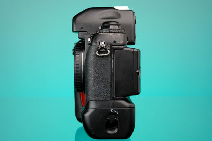 Nikon F5 35mm SLR Film Camera + MF28 Data Back