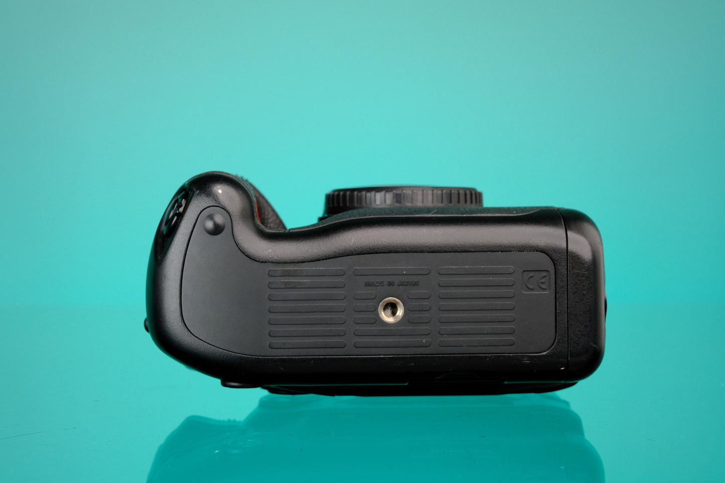 Nikon F5 35mm SLR Film Camera + MF28 Data Back