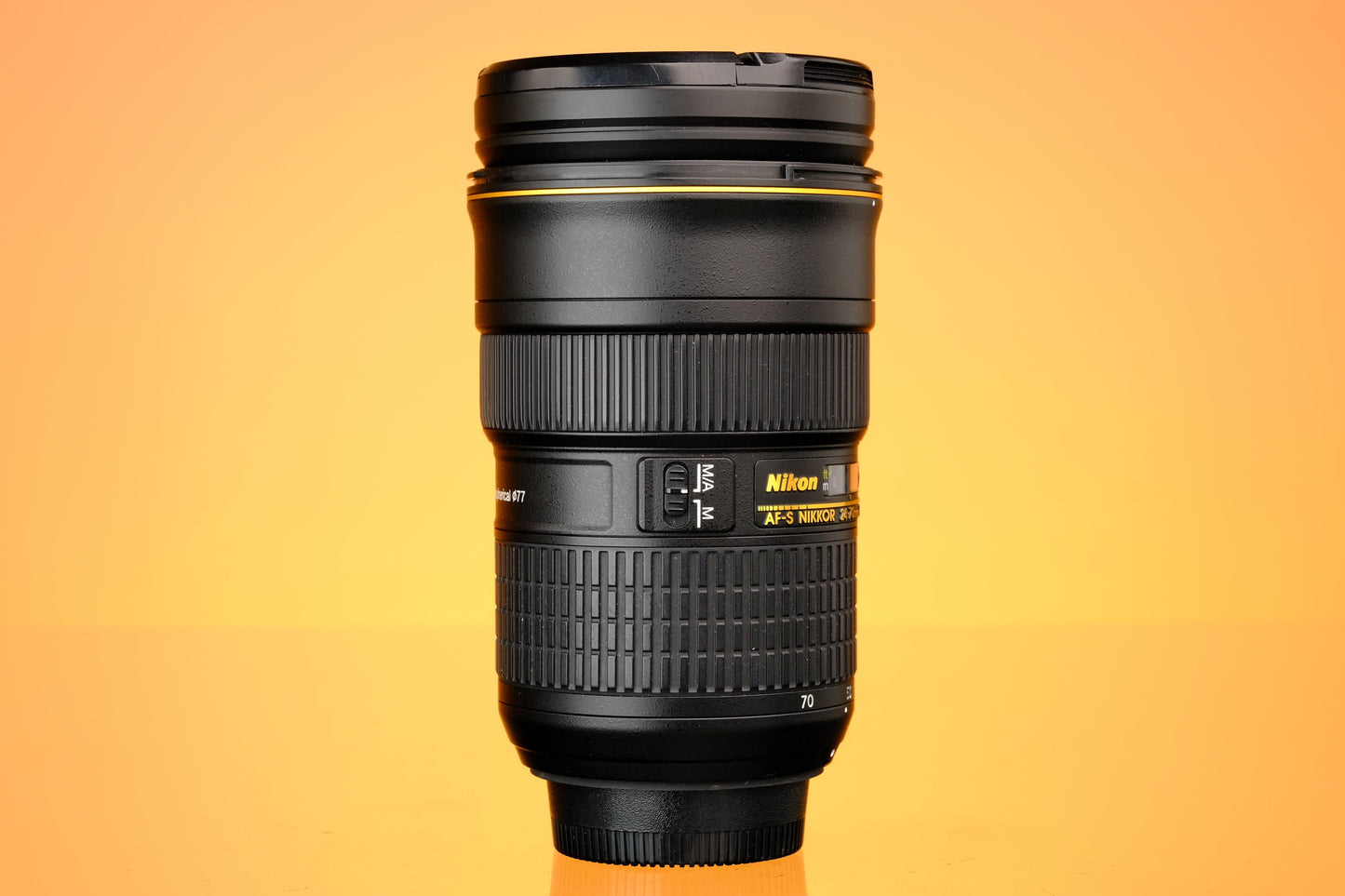 Nikon AF-S Nikkor 24-70mm f/2.8 G ED + HB-40 Hood